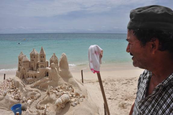 O Alonso mostra a sua arte nas areias da Playa Blanca, em Baru, na Colômbia